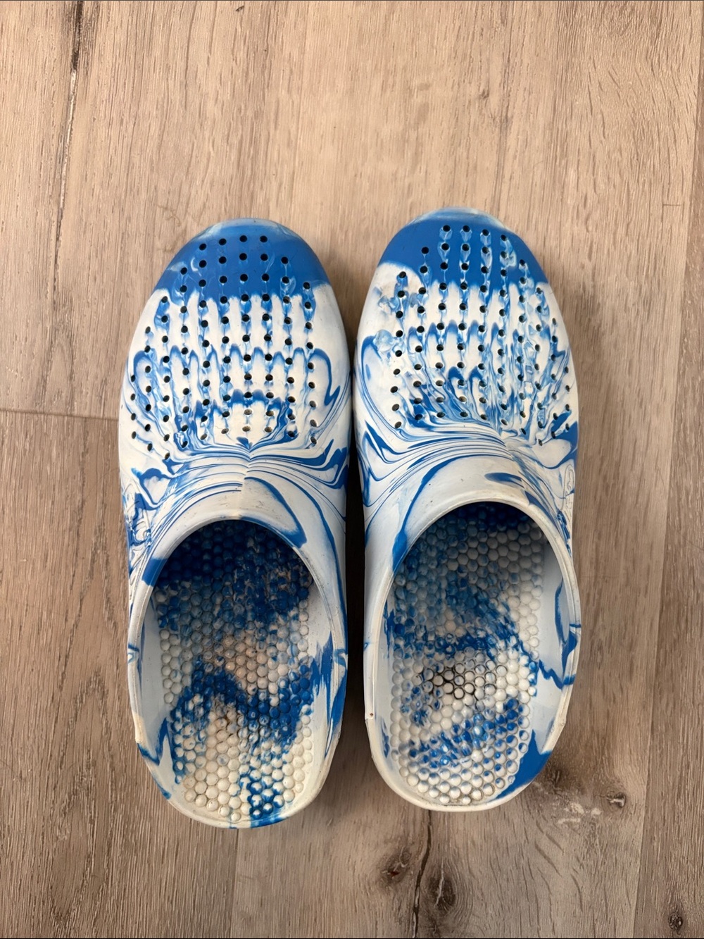 Women's Blue & White Marble Slip-On Water Shoes